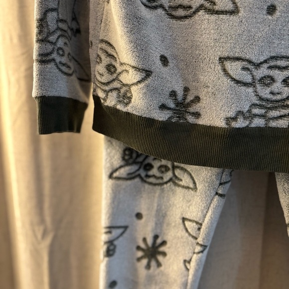 Star Wars Junior Baby Yoda Fleece Soft
PJ Lounge Set. Olive/Army Green Size Jr
M - Picture 2 of 9
